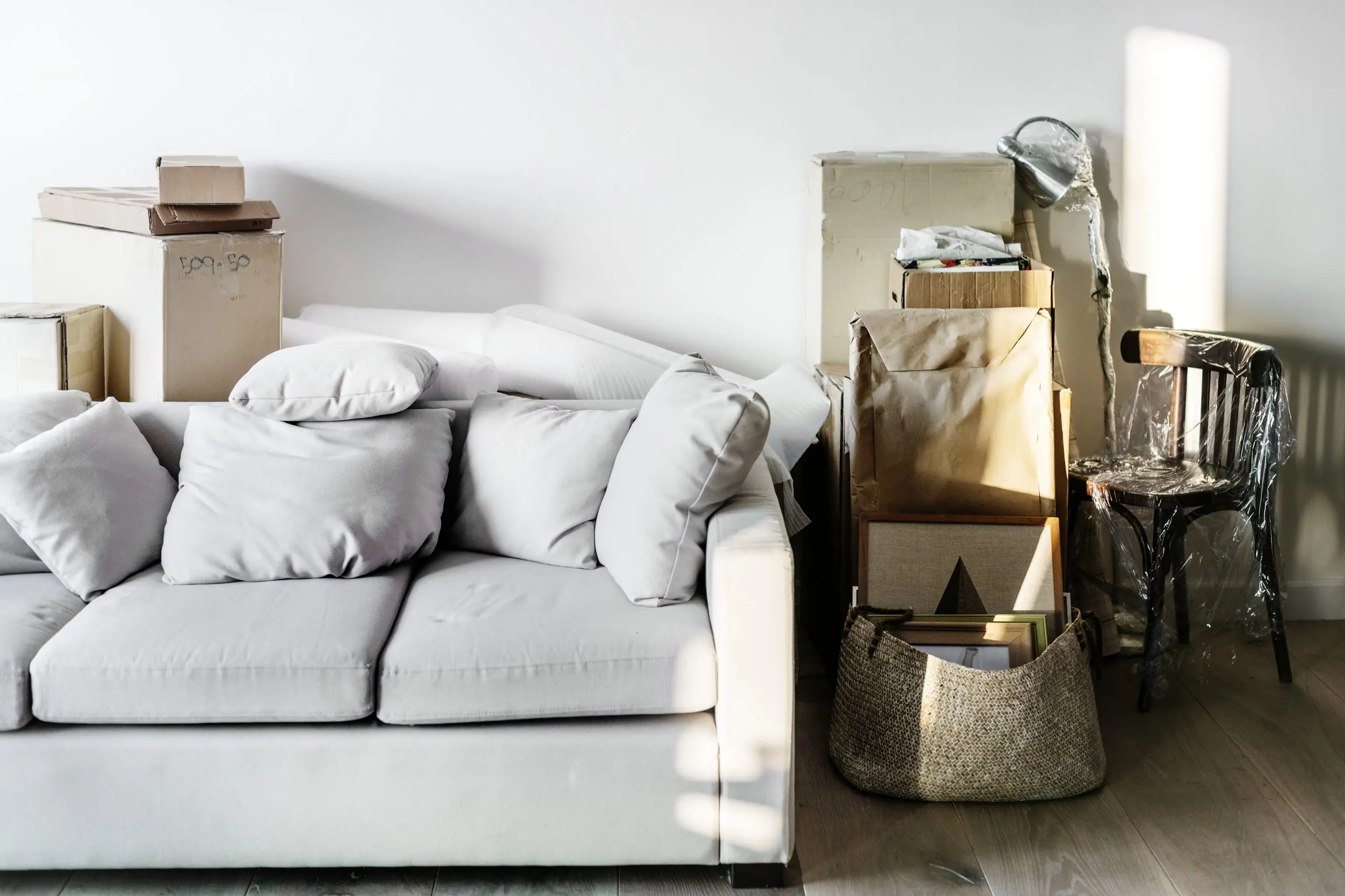 Zwangsräumung – Wohnung mit Kartons nach der Räumung