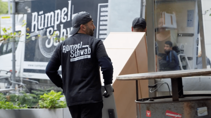 Entrümpelung selbst machen oder Firma – Rümpelschwab-Mitarbeiter beim Abtransport